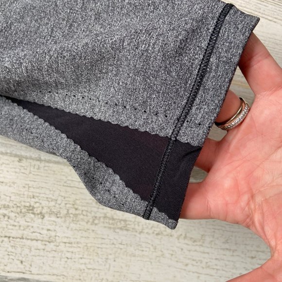 CLEARANCE! Lululemon Size 6 Small Smooth Stride Crop Leggings Heathered Black - Picture 6 of 11